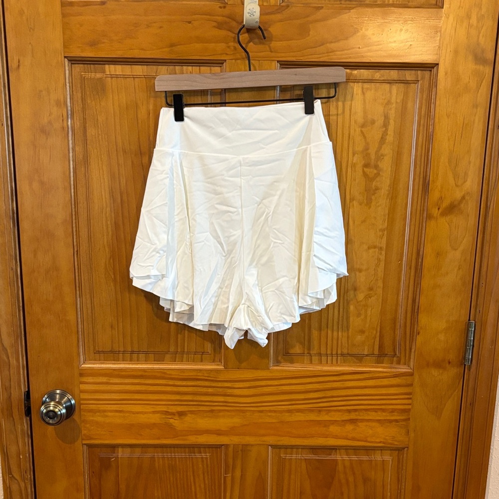 HALARA White Layered Flow Skort Shorts